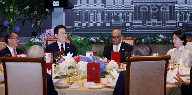 이재명 대통령과 김혜경 여사가 2일 싱가포르 카펠라 호텔에서 열린 타르만 샨무가라트남 싱가포르 대통령 주최 국빈방문 공식만찬에 참석해 있다. [사진=연합뉴스]