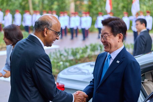 이재명 대통령이 2일 싱가포르 외교부 청사에 도착해 영접나온 타르만 샨무가라트남 싱가포르 대통령과 악수하고 있다. [사진=연합뉴스]