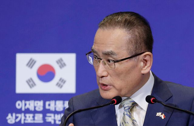 위성락 국가안보실장이 2일 싱가포르 한 호텔에 마련된 한국 프레스센터에서 이재명 대통령 국빈방문 관련 브리핑을 하고 있다. [사진=연합뉴스]