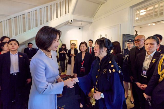 이재명 대통령과 함께 싱가포르를 국빈방문한 김혜경 여사가 2일 싱가포르의 비영리 예술 자선단체이자 예술가 주거지인 테멩공 아티스트 인 레지던스에서 싱가포르 대통령 부인 제인 이토기 샨무가라트남 여사와 차담에 앞서 인사하고 있다. [사진=청와대]