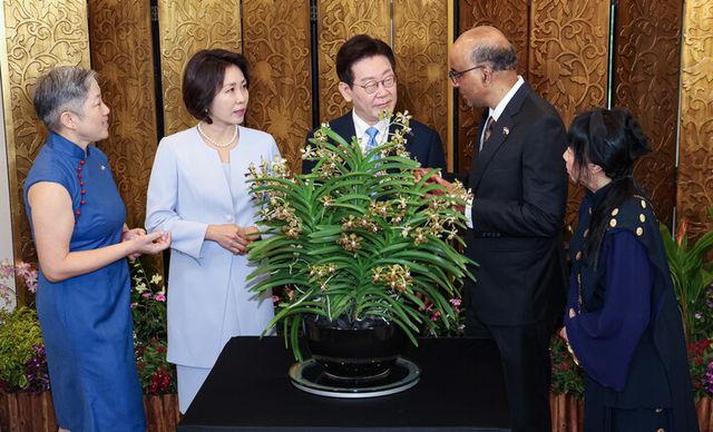 싱가포르를 국빈방문한 이재명 대통령과 김혜경 여사가 2일 싱가포르 외교부 청사에서 공식 환영식 후 타르만 샨무가라트남 싱가포르 대통령, 제인 이토기 샨무가라트남 여사와 난초명명식을 하고 있다. [사진=연합뉴스]