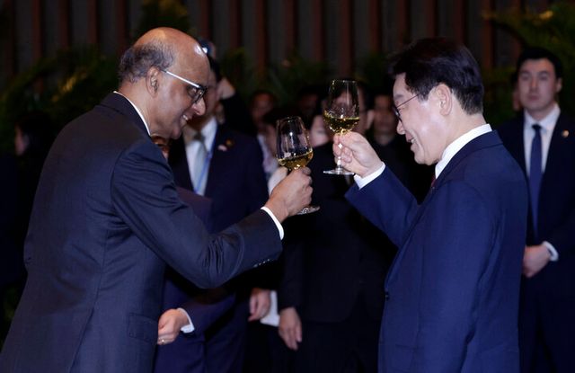 이재명 대통령이 2일 싱가포르 카펠라 호텔에서 열린 국빈방문 공식만찬에서 타르만 샨무가라트남 싱가포르 대통령과 건배하고 있다. [사진=연합뉴스]