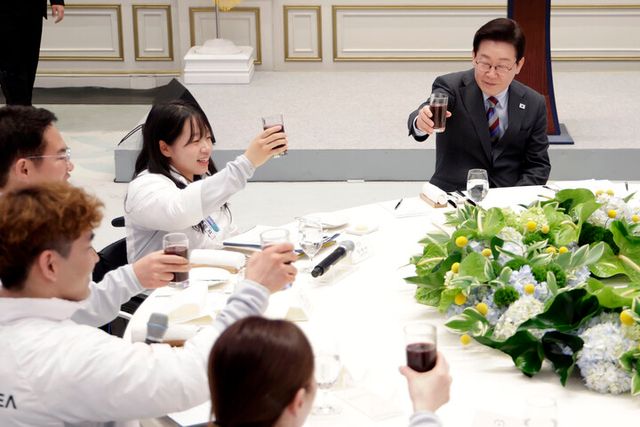 이재명 대통령이 20일 청와대 영빈관에서 열린 2026 밀라노-코르티나담페초 동계패럴림픽 선수단 격려 오찬에서 참석자들과 건배하고 있다. [사진=연합뉴스]