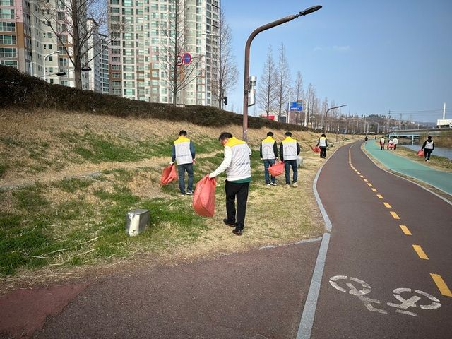 한국동서발전 울산발전본부 임직원들이&nbsp;여천천 환경정화 활동을 하고 있다. [사진=한국동서발전]