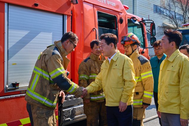 이재명&nbsp;대통령이 21일 대전 대덕구 공장 화재 현장을 찾아 소방관을 격려하며 악수하고 있다. [사진=청와대]