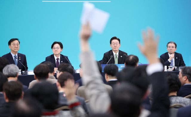 이재명 대통령이 지난 13일 충북 청주오스코에서 열린 '충북의 마음을 듣다' 타운홀미팅 간담회에서 참석자들의 발언권 요청을 받고 있다. [사진=연합뉴스]