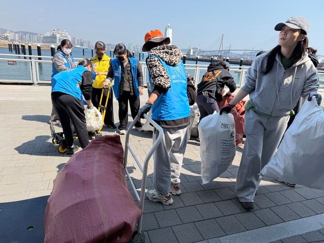 부산항만공사가&nbsp;21일 북항 친수공원 내 별빛수로와 북항마리나 일대의 깨끗한 해양환경 조성을 위한 수중환경 정화활동을 추진했다고 23일 밝혔다. [사진=부산항만공사]