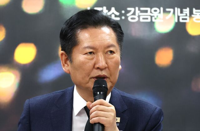 더불어민주당 정청래 대표가 23일 경남 김해시 진영읍 강금원기념봉하연수원 강연장에서 열린 현장 최고위원회의에서 발언하고 있다.[사진=연합뉴스]