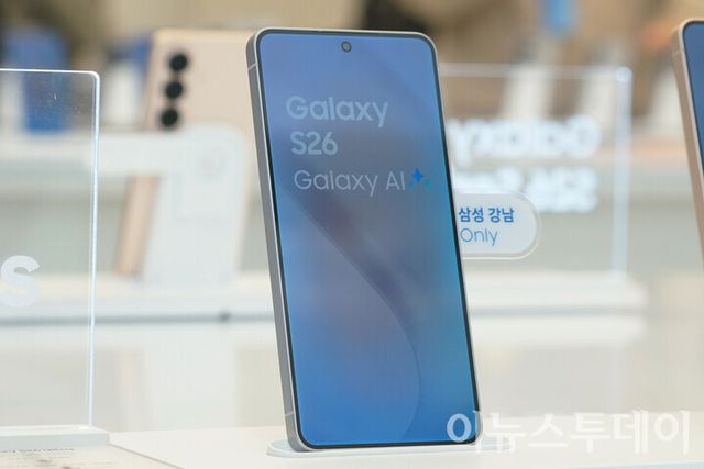 삼성전자의 갤럭시S26 시리즈가 공개된 지난 달 26일 오전 서울 서초구 삼성 강남에 ‘갤럭시 S26’이 전시돼 있다.