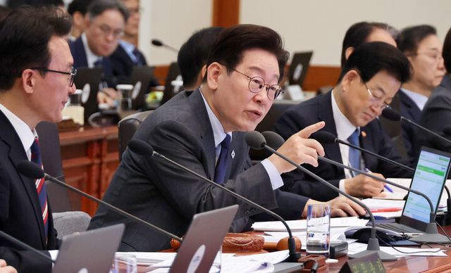 이재명 대통령이 24일 청와대에서 열린 국무회의에서 발언하고 있다. [사진=연합뉴스]