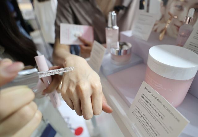 서울 성동구 ‘멜로워 성수 더 플래그쉽’에서 열린 K-뷰티 팝업 스토어 ‘서울 뷰티 아케이드’를 찾은 한 관람객이 화장품을 테스트하고 있다. [사진=연합뉴스]