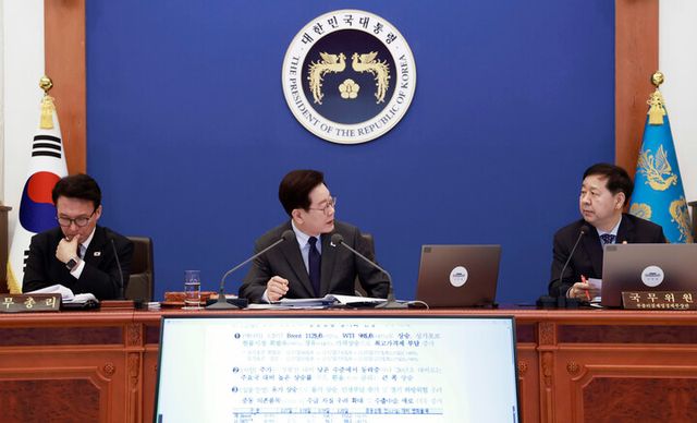 이재명 대통령이 24일 청와대에서 열린 국무회의에서 구윤철 부총리 겸 재정경제부 장관에게 질문하고 있다. [사진=연합뉴스]