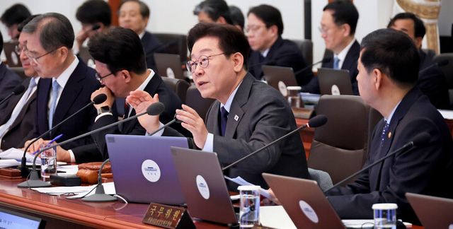 이재명 대통령이 24일 청와대에서 열린 국무회의에서 발언하고 있다. [사진=연합뉴스]