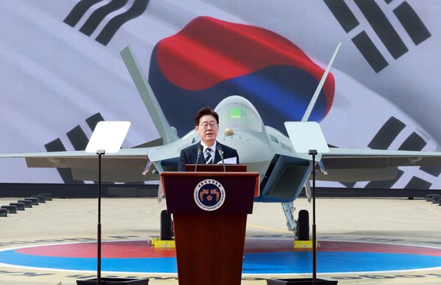 이재명 대통령이 25일 경남 사천 한국항공우주산업(KAI)에서 열린 KF-21 양산 1호기 출고식에서 격려사를 하고 있다. [사진=연합뉴스]