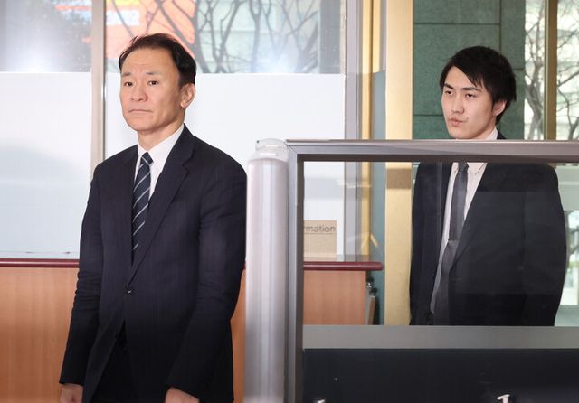 일본 고등학생이 내년 봄부터 사용할 새로운 사회과 교과서 상당수에 또다시 독도가 일본 고유 영토라는 억지 주장이 담긴 검정 결과가 발표된 것과 관련해 마츠오 히로타카 주한일본대사관 총괄공사가 24일 서울 종로구 외교부로 초치되고 있다.[사진=연합뉴스]