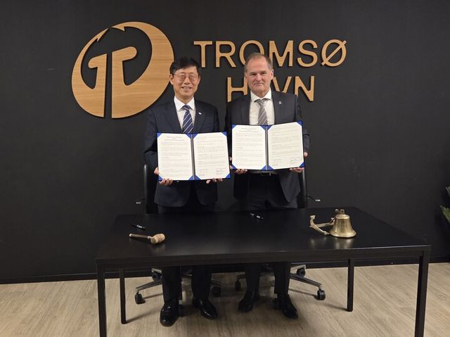 부산항만공사 송상근 사장이 노르웨이 트롬쇠 항만 CEO 요르 에벤 한센과 북극항로 및 항만 협력 강화를 위한 양해각서(MOU) 체결 후 기념촬영을 하고 있다. [사진=부산항만공사]