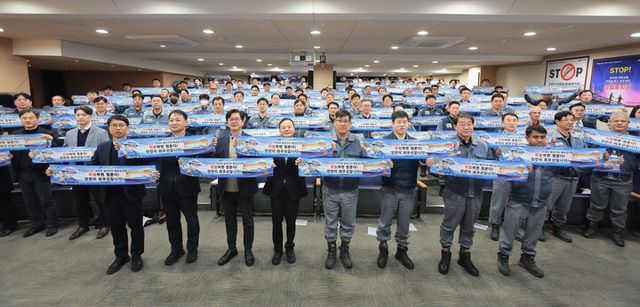 남궁금성 삼성중공업 안전보건경영책임자(오른쪽 네번째)와 최원영 노동자협의회 위원장(오른쪽 세번째), 김인철 부산지방고용노동청 통영지청장(왼쪽 네번째),&nbsp;정종득 안전보건공단 부산광역본부장(왼쪽 세번째) 등 관계자들이 안전 홍보 배너를 들고 있는 모습. [사진=삼성중공업]