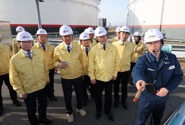 이재명 대통령이 26일 충남 한국석유공사 서산 비축기지에서 관계자의 시설 설명을 듣고 있다. [사진=연합뉴스]