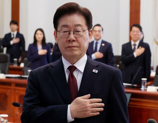 이재명 대통령이 26일 청와대에서 열린 비상경제점검회의에서 국민의례를 하고 있다.[사진=연합뉴스]