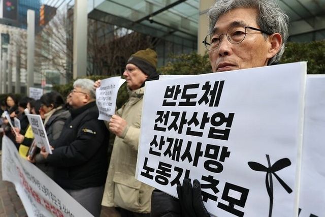인권단체 '반도체 노동자의 건강과 인권지킴이'(반올림) 활동가들이 지난 6일 서울 삼성전자 서초사옥 앞에서 열린 고 황유미 19주기 및 반도체ㆍ전자산업 산재사망 노동자 추모 및 삼성의 환경안전보건 대책 촉구 기자회견에서 손팻말을 들고 있다. [사진=연합뉴스]