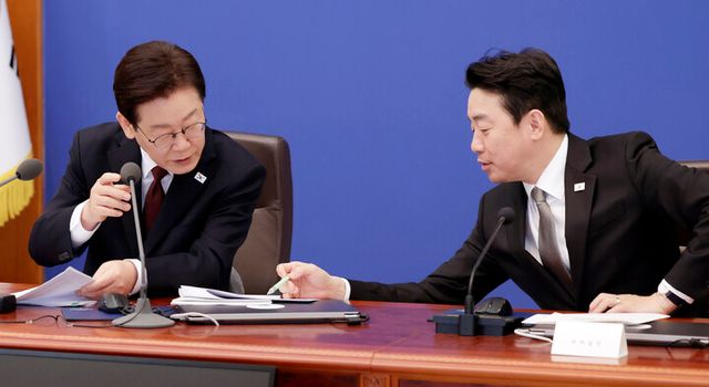 이재명 대통령과 강훈식 비서실장이 26일 청와대에서 열린 비상경제점검회의에서 대화하고 있다. [사진=연합뉴스]