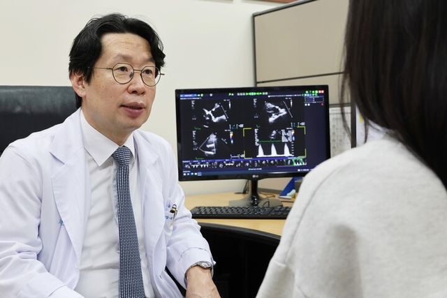 강덕현 심장내과 교수가 무증상 중증 대동맥판막협착증 환자를 진료하고 있다. [사진=서울아산병원]