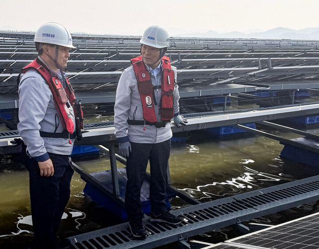 조영혁 한국남동발전 사장직무대행 수상태양광 안전점검. [사진=한국남동발전]