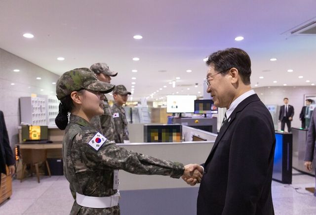 이재명 대통령이 27일 서울 용산 국방부에서 전군주요지휘관회의를 마친 뒤 근무 중인 장병들을 격려하고 있다. [사진=청와대]