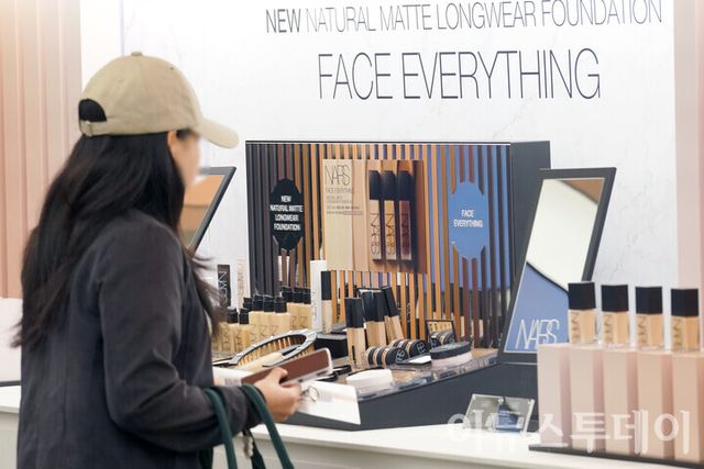 13일 오전 서울 성동구 ‘쿠팡 살롱 드 알럭스(Salon de R.LUX) 팝업스토어’를 찾은 방문객들이 진열된 화장품을 살펴보고 있다.&nbsp; [사진=이뉴스투데이DB]