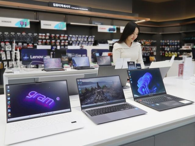 롯데하이마트 노트북 판매대. [사진=롯데하이마트]