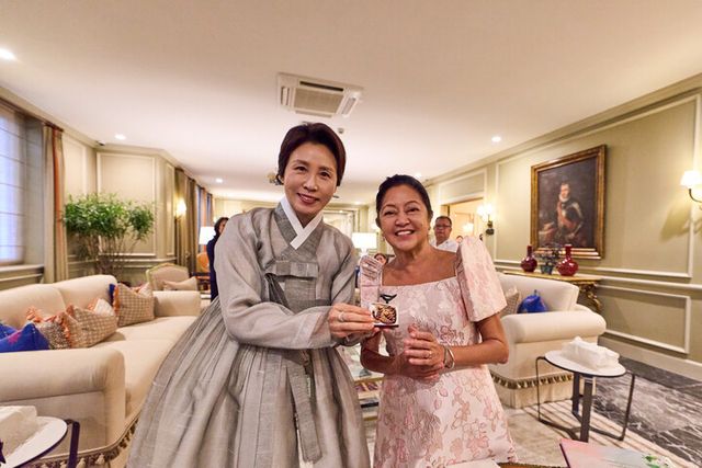 이재명 대통령과 필리핀을 국빈 방문 중인 김혜경 여사가 3일 마닐라 말라카냥궁 인근 영빈관에서 루이즈 아라네타 마르코스 여사와 친교 일정을 갖고 한국의 미와 정사를 담은 K-굿즈를 선물하며 기념 촬영을 하고 있다. [사진=청와대]