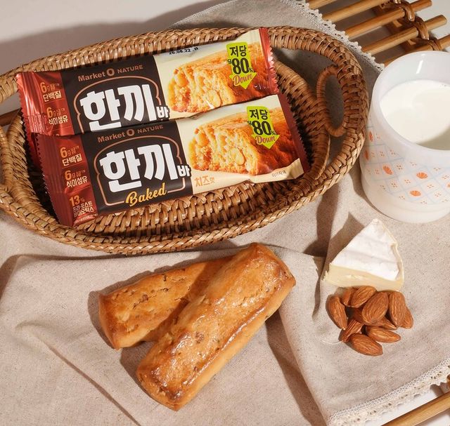 오리온 ‘마켓오네이처 한끼바 치즈맛’ 제품 연출 이미지. [사진=오리온]