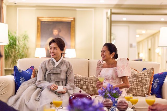 이재명 대통령과 필리핀을 국빈 방문 중인 김혜경 여사가 3일 마닐라 말라카냥궁 인근 영빈관에서 루이즈 아라네타 마르코스 여사와 전통 디저트를 즐기고 있다. [사진=청와대]