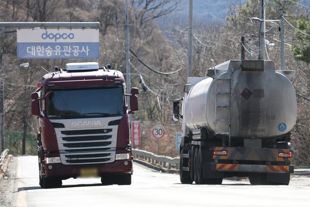 이란이 핵심적인 에너지 수송로인 호르무즈 해협 봉쇄에 나서며 유가가 급등할 것으로 보이는 가운데 3일 경기도 성남시 대한송유관공사 서울지사 인근에서 유조차들이 오가고 있다. [사진=연합뉴스]