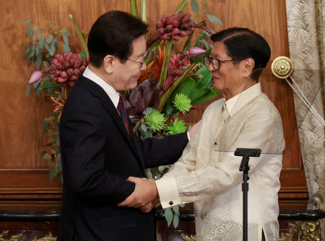 이재명 대통령과 페르디난드 마르코스 필리핀 대통령이 3일 마닐라 말라카냥궁에서 공동언론발표를 마친 뒤 악수하고 있다. [사진=연합뉴스]