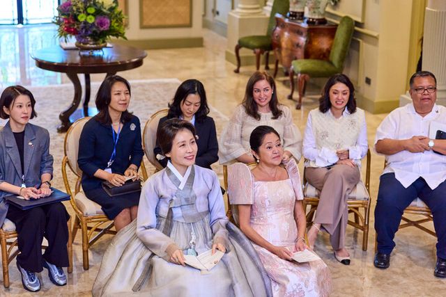 이재명 대통령과 필리핀을 국빈 방문 중인 김혜경 여사가 3일 마닐라 말라카냥궁 인근 영빈관에서 루이즈 아라네타 마르코스 여사와 피아니스트 라울 수니코의 공연을 감상하고 있다. [사진=청와대]