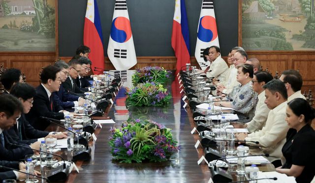 이재명 대통령과 페르디난드 마르코스 필리핀 대통령이 3일 필리핀 마닐라 말라카냥궁에서 정상회담을 하고 있다. [사진=연합뉴스]