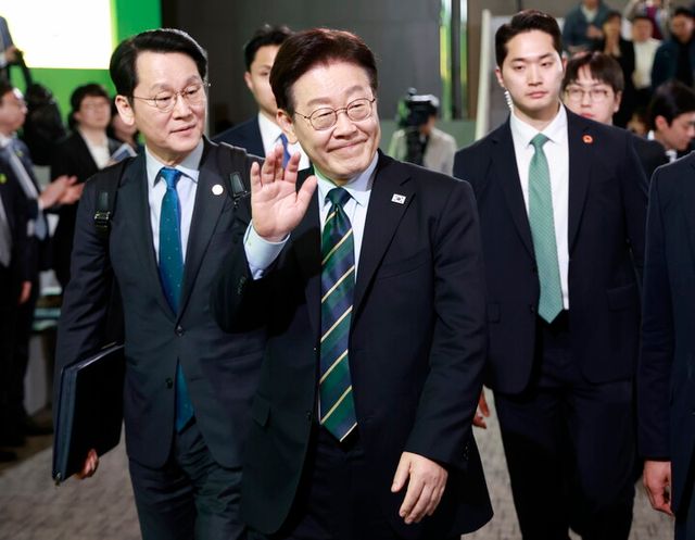 이재명 대통령이 30일 제주한라대학교 한라컨벤션센터에서 타운홀미팅을 마친 뒤 행사장을 나서며 참석자들에게 인사하고 있다. [사진=연합뉴스]