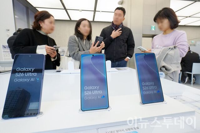 삼성전자의 3세대 AI폰 ‘갤럭시 S26 시리즈’가 공개된 지난 2월 26일 오전 서울 서초구 삼성 강남을 찾은 방문객들이 전시된 ‘갤럭시 S26 시리즈’ 제품들을 살펴보고 있다. [사진=안경선 기자]&nbsp;