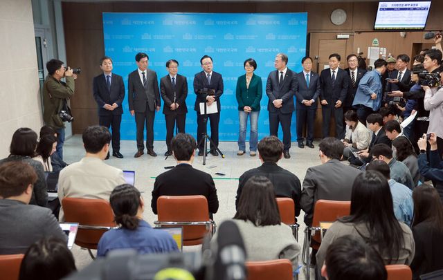 김부겸 전 국무총리가 30일 국회 소통관에서 대구시장 출마를 선언한 뒤 취재진 질문에 답하고 있다.[사진=연합뉴스]