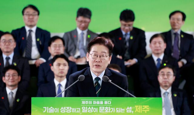 이재명 대통령이 30일 제주한라대학교 한라컨벤션센터에서 열린 타운홀미팅 '제주의 마음을 듣다'에서 발언하고 있다. [사진=연합뉴스]