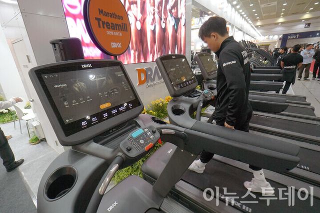 27일 오전 서울 강남구 코엑스에서 열린 ‘2026 서울국제스포츠레저산업전(SPOEX 2026)’에서 참가업체 관계자가 운동기구 시연을 하고 있다. [사진=이뉴스투데이DB]