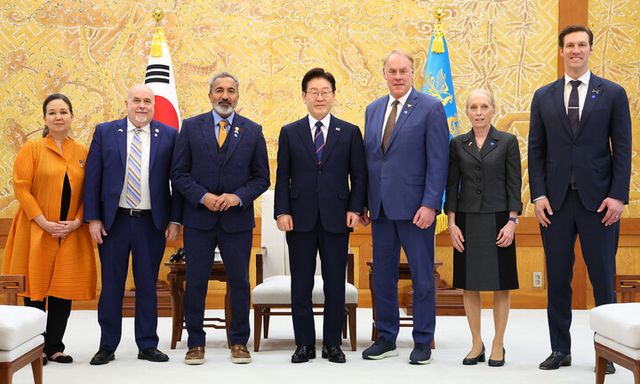 이재명 대통령이 31일 청와대에서 미국 하원의원단 접견에 앞서 기념 촬영을 하고 있다. (왼쪽부터) 질 토쿠다, 마크 포칸, 아미 베라, 이 대통령, 라이언 징키, 메리 스캔런, 팻 해리건. [사진=연합뉴스]