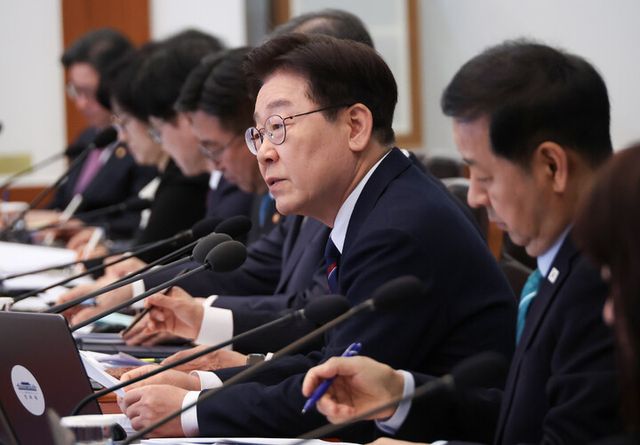 이재명 대통령이 31일 청와대에서 열린 국무회의에서 발언하고 있다. [사진=연합뉴스]