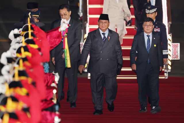 프라보워 수비안토 인도네시아 대통령이 31일 성남 서울공항을 통해 방한해 김성환 기후에너지환경부 장관의 안내를 받고 있다. [사진=연합뉴스]