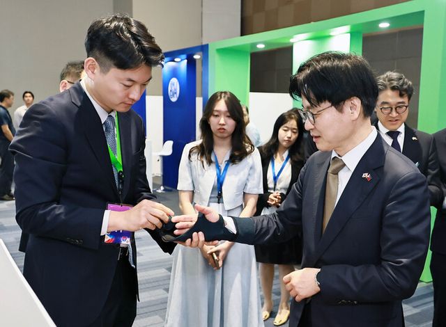 김정관 산업통상부 장관이 4일(현지시간) 필리핀 마닐라 SMX 컨벤션센터에서 열린 행사에서 전시관 부스를 둘러보고 있다. [사진=산업통상부]