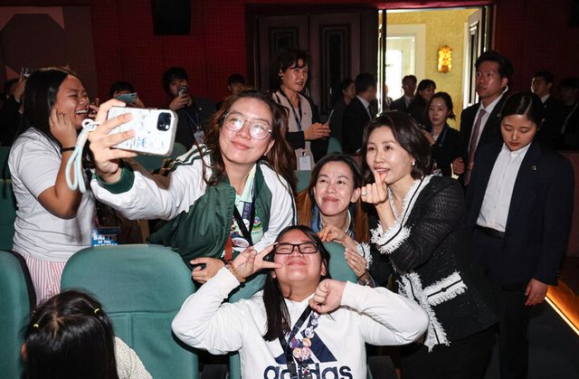 이재명 대통령과 필리핀을 국빈방문한 김혜경 여사가 4일 마닐라 메트로폴리탄 극장에서 열린 '모두의 케이팝' 행사에서 참석자와 기념촬영을 하고 있다. [사진=연합뉴스]