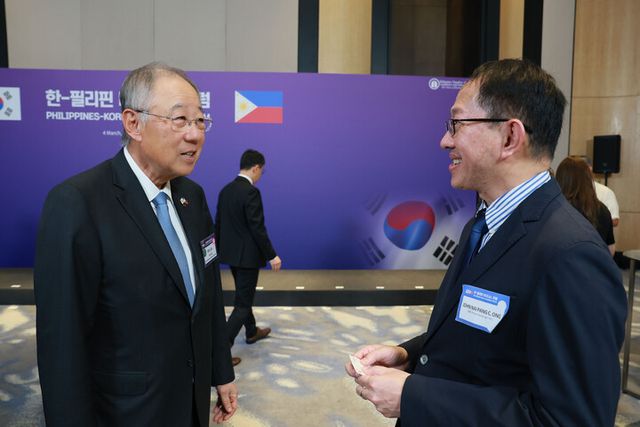 류진 한국경제인협회 회장이 4일(현지시간) 필리핀 마닐라 콘래드 호텔에서 열린 '한-필리핀 비즈니스 포럼'에서 베트남 기업인과 환담하고 있다. [사진=한국경제인협회]