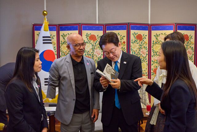 필리핀을 국빈방문한 이재명 대통령이 4일 마닐라에서 인권변호사 시절 인연을 맺은 필리핀 노동자 아리엘 갈락 씨를 만나 자신의 자서전을 선물하고 있다. [사진=연합뉴스]