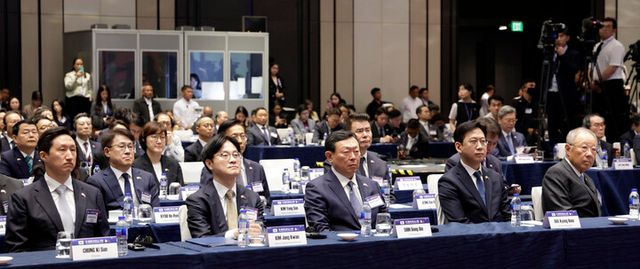 류진 한국경제인협회 회장(앞줄 오른쪽부터), 배경훈 부총리 겸 과기정통부 장관, 신동빈 롯데그룹 회장, 김정관 산업부 장관, 정기선 HD현대 회장이 4일 필리핀 마닐라 콘래드 호텔에서 이재명 대통령이 참석한 가운데 열린 한-필리핀 비즈니스 포럼에서 참석자 발언을 듣고 있다. [사진=연합뉴스]